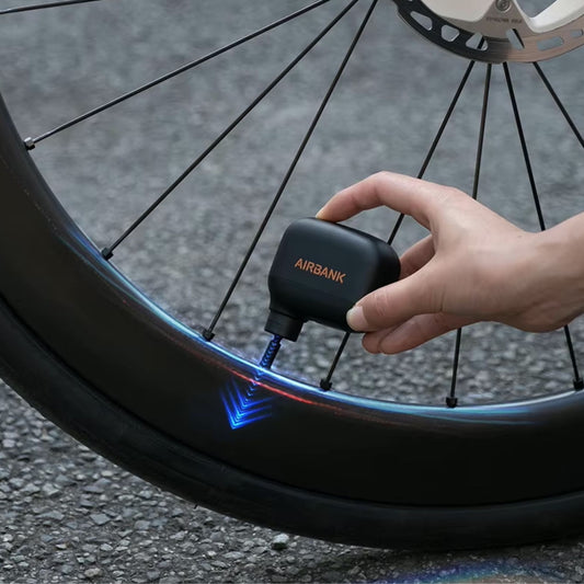 Airbank Mini-Luftpumpe in Aktion: Pumpt schnell und einfach Fahrradreifen auf.