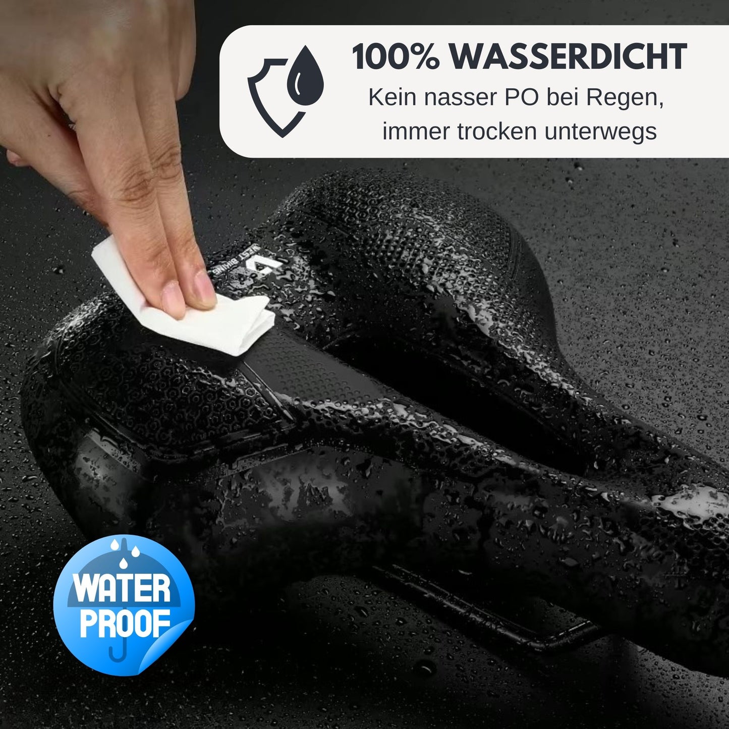Eine Hand wischt mit einem Tuch über den nassen Fahrradsattel Deluxe Komfort. Der Sattel ist danach trocken. Text: 100% Wasserdicht