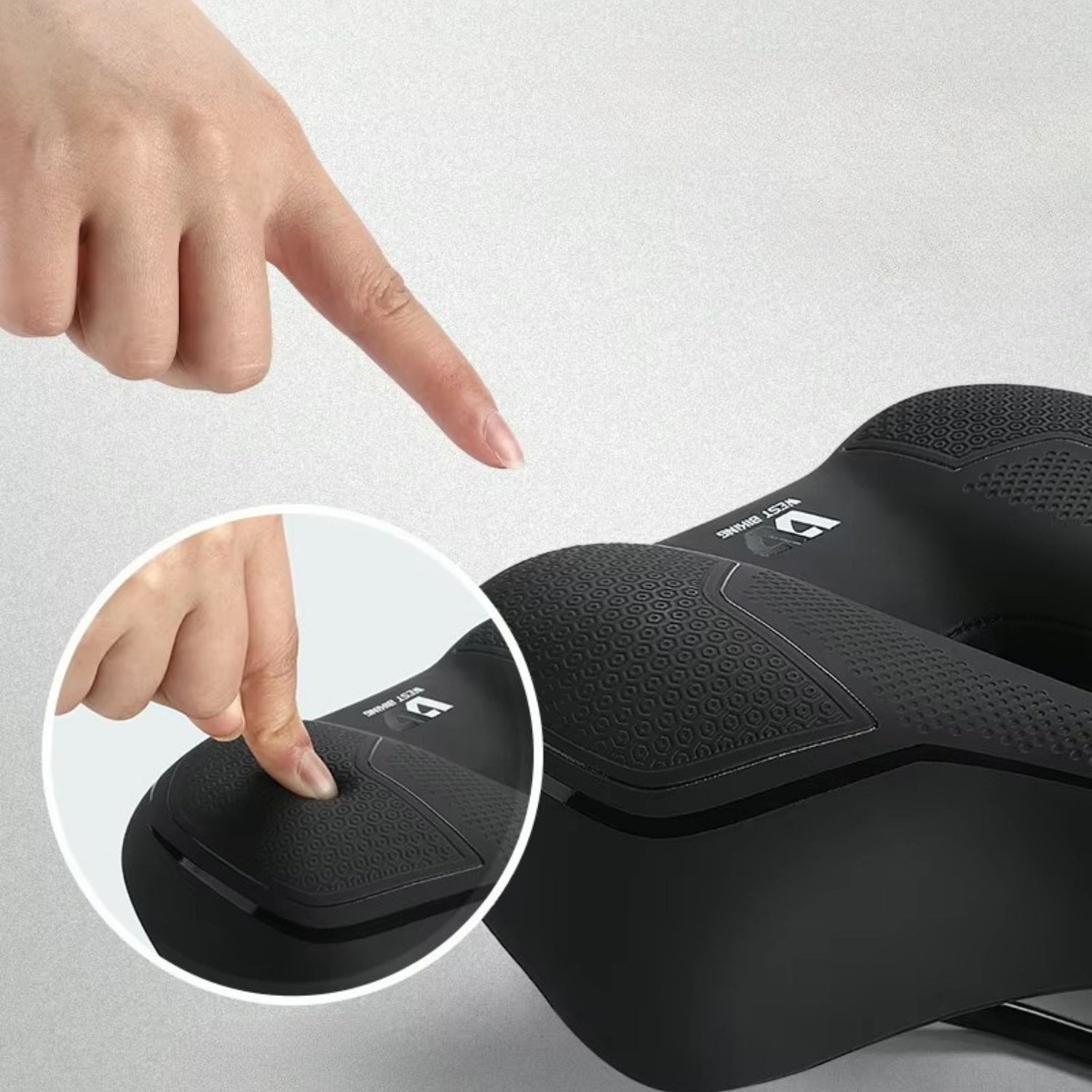 Eine Hand drückt auf die Memory Foam Polsterung des Fahrradsattels Deluxe Komfort. Text: Memory Foam für gesundes, bequemes, ergonomisches Fahren.