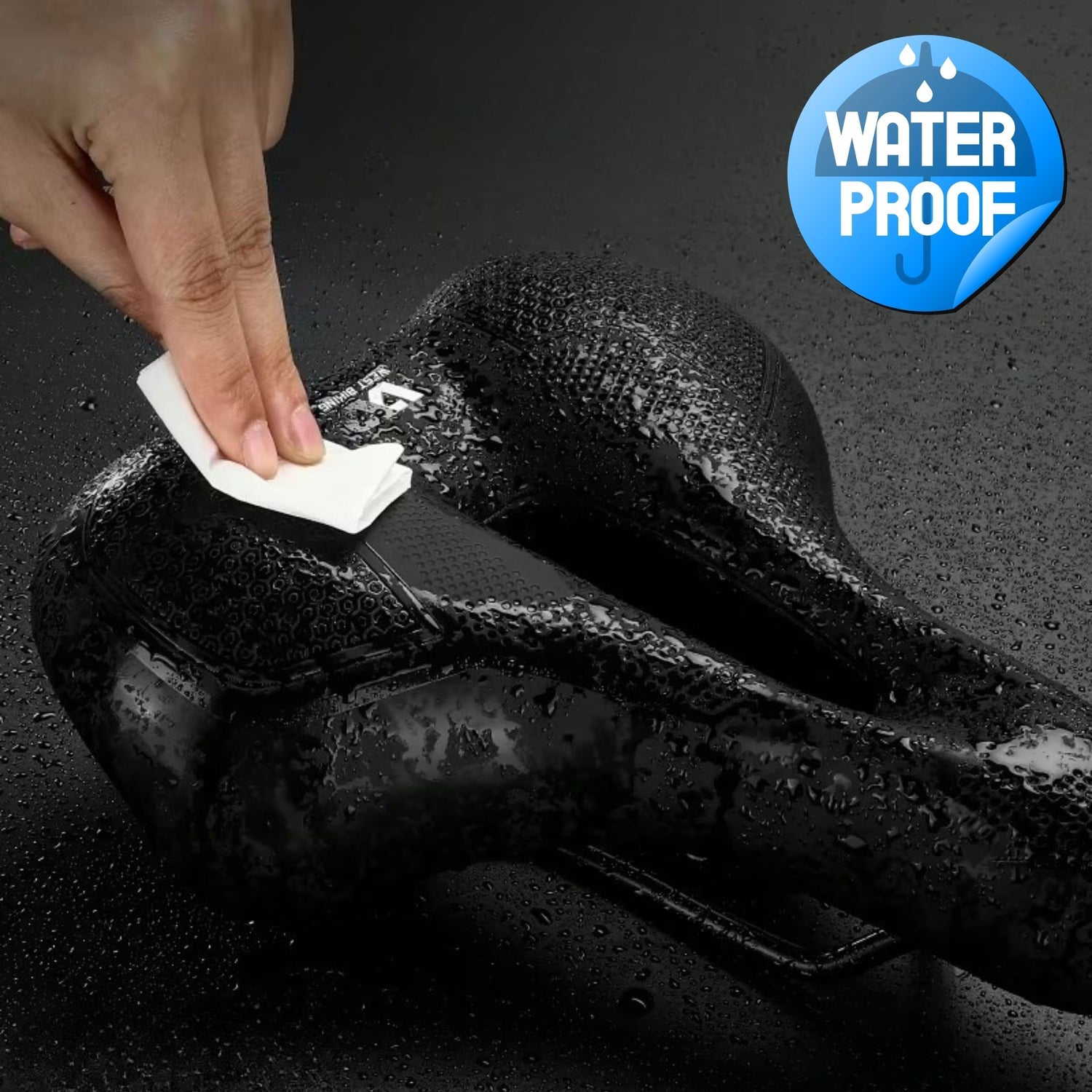 Eine Hand wischt Wassertropfen vom Fahrradsattel Deluxe Komfort. Text: Wasserdichter Sattel für Fahrspaß bei jedem Wetter.