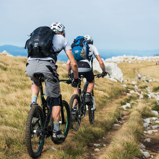 Zwei Mountainbiker auf einem Trail, ausgestattet mit dem Offroad Komfortsattel. Zeigt den Sattel im Einsatz.