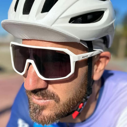 Nahaufnahme: Fahrradfahrer mit weißer Photochroma Brille, sportlich und komfortabel
