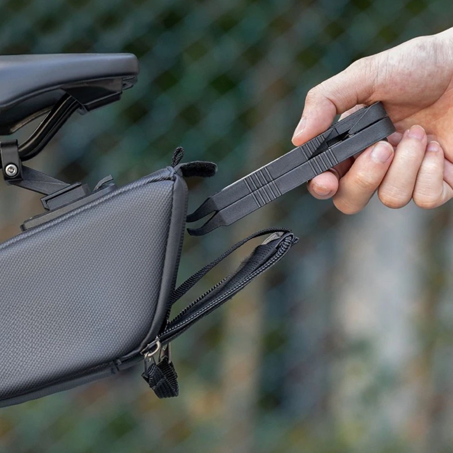 Kompaktes 16-in-1 Fahrrad Multitool wird mühelos in einer Satteltasche verstaut, perfekt für Bikepacking und Touren
