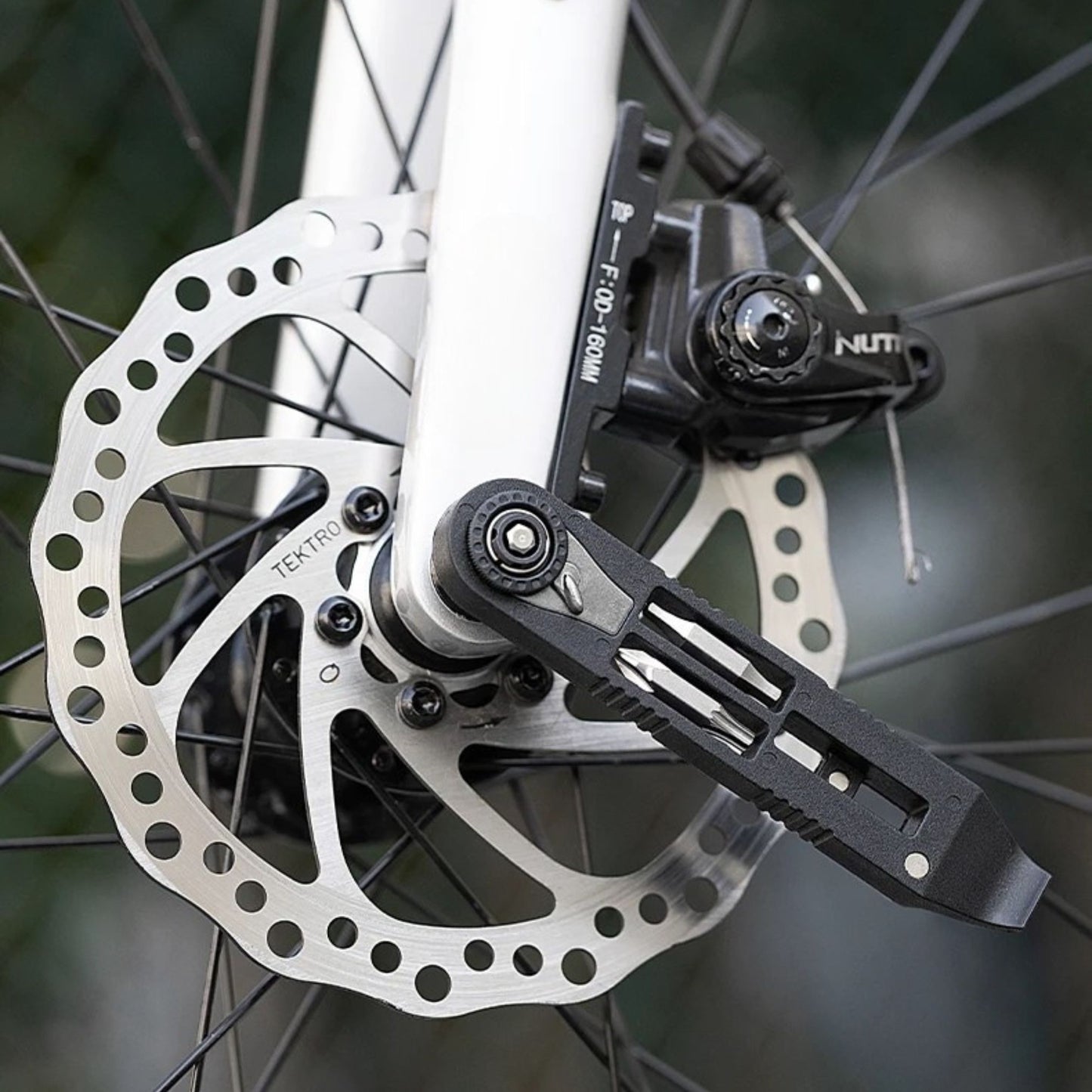 16-in-1 Fahrrad Multitool in Anwendung, Ratschenfunktion an Fahrradgabel zur schnellen und einfachen Reparatur