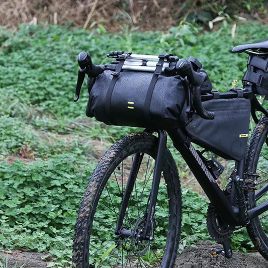 Rhinowalk Fahrradtaschen am Gravelbike, inklusive Lenker- und Rahmentasche, ausgerüstet für Bikepacking-Tour in natürlicher Umgebung.