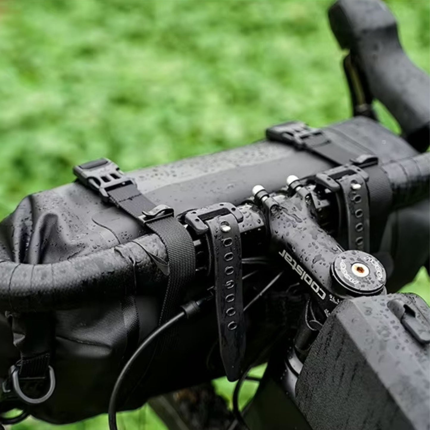 Rhinowalk wasserdichte Lenkertasche am Fahrradlenker befestigt, Nahaufnahme der Gurtbefestigung mit Schnallen, hohe Qualität.