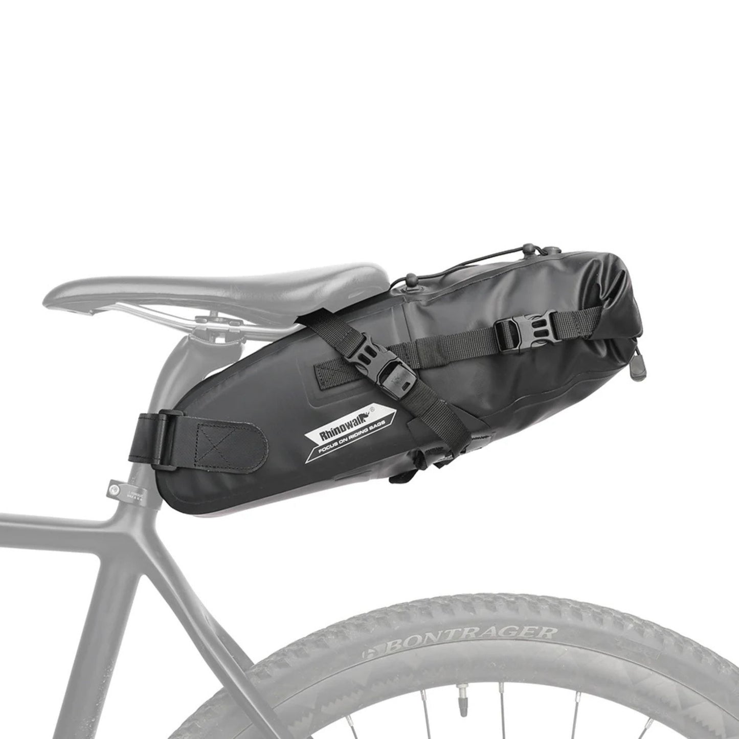 Schwarze Rhinowalk Bikepacking Satteltasche (5L) montiert an einem Fahrrad. Kompakt und ideal für kurze Touren.