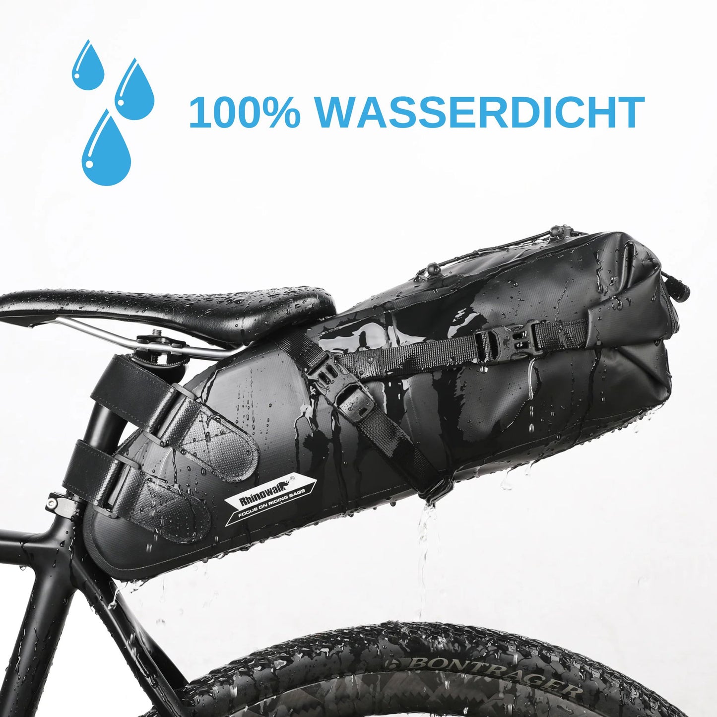 Wasserdicht: Die Rhinowalk Bikepacking Satteltasche wird mit Wasser begossen. Der Inhalt bleibt dank nahtloser Verarbeitung trocken.