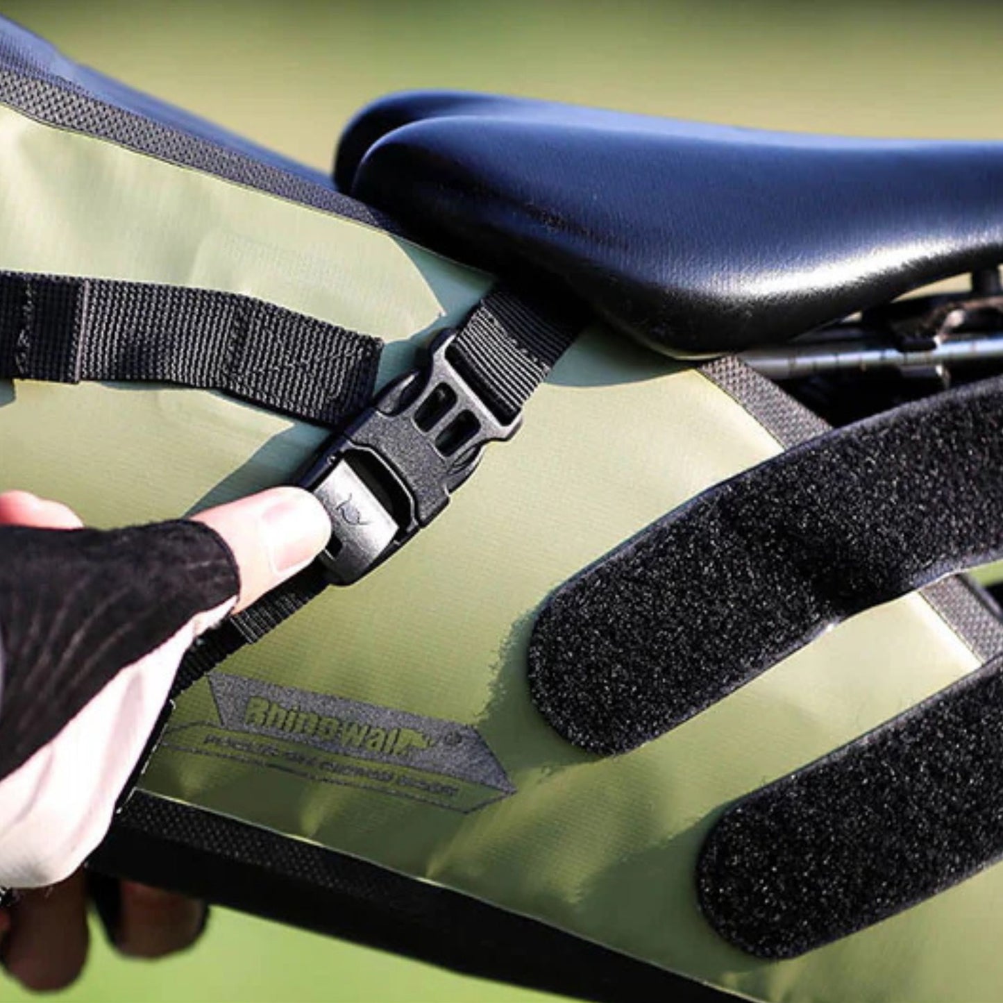 Sicherer Halt: Detailansicht des Verschlusses der Rhinowalk Bikepacking Satteltasche. Verhindert das Lockern der Befestigungsriemen.