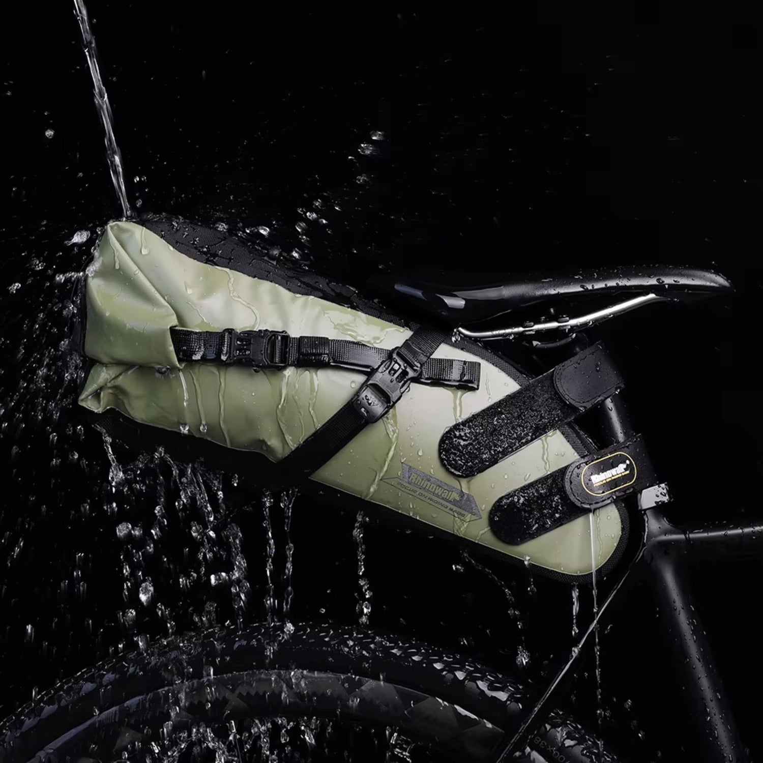 Nahtlose Wasserdichtigkeit: Wasser perlt von der grünen Rhinowalk Bikepacking Satteltasche ab. Absolut dicht – selbst bei starkem Regen.