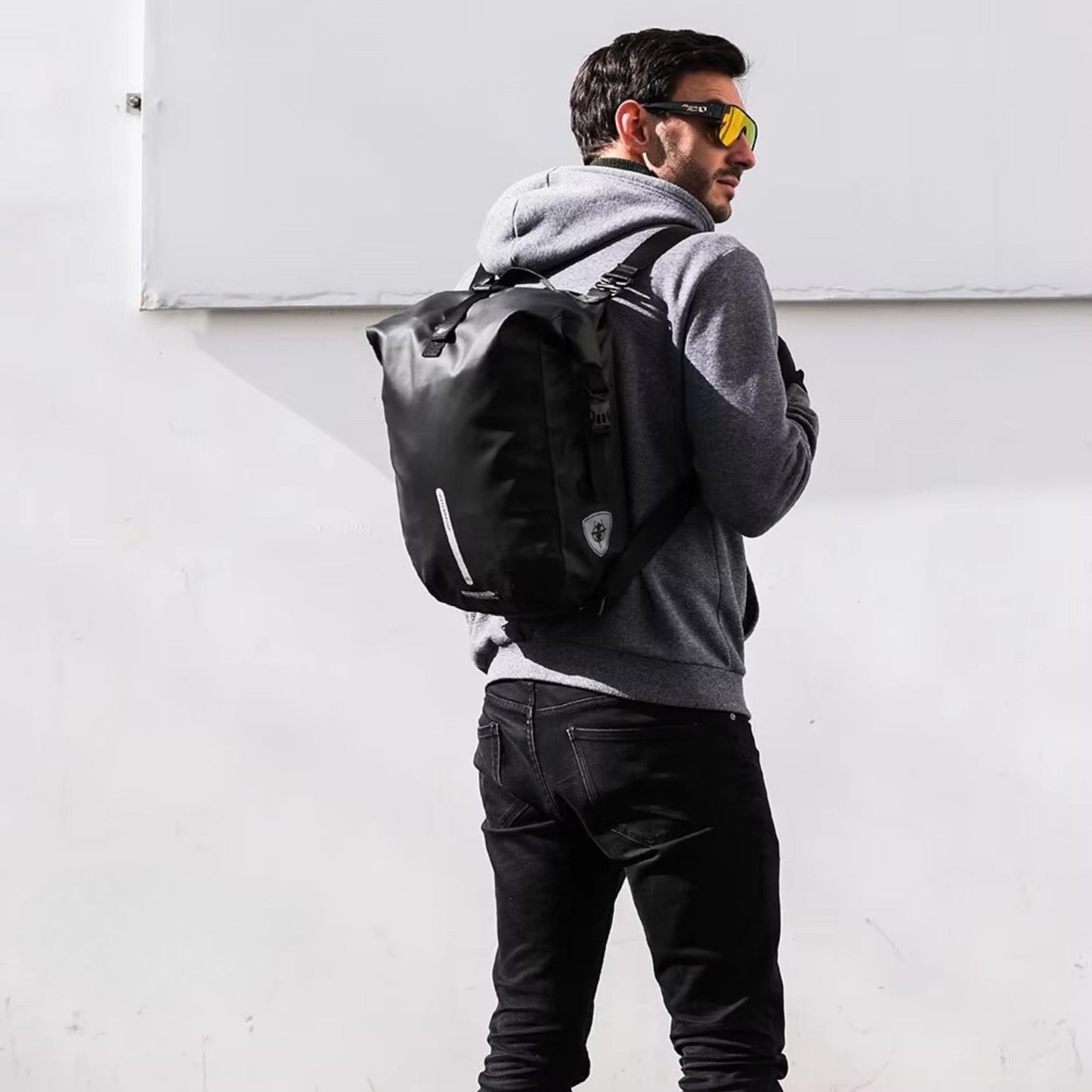 Rhinowalk Fahrradtasche 20L: Mann trägt die Tasche komfortabel als Rucksack.