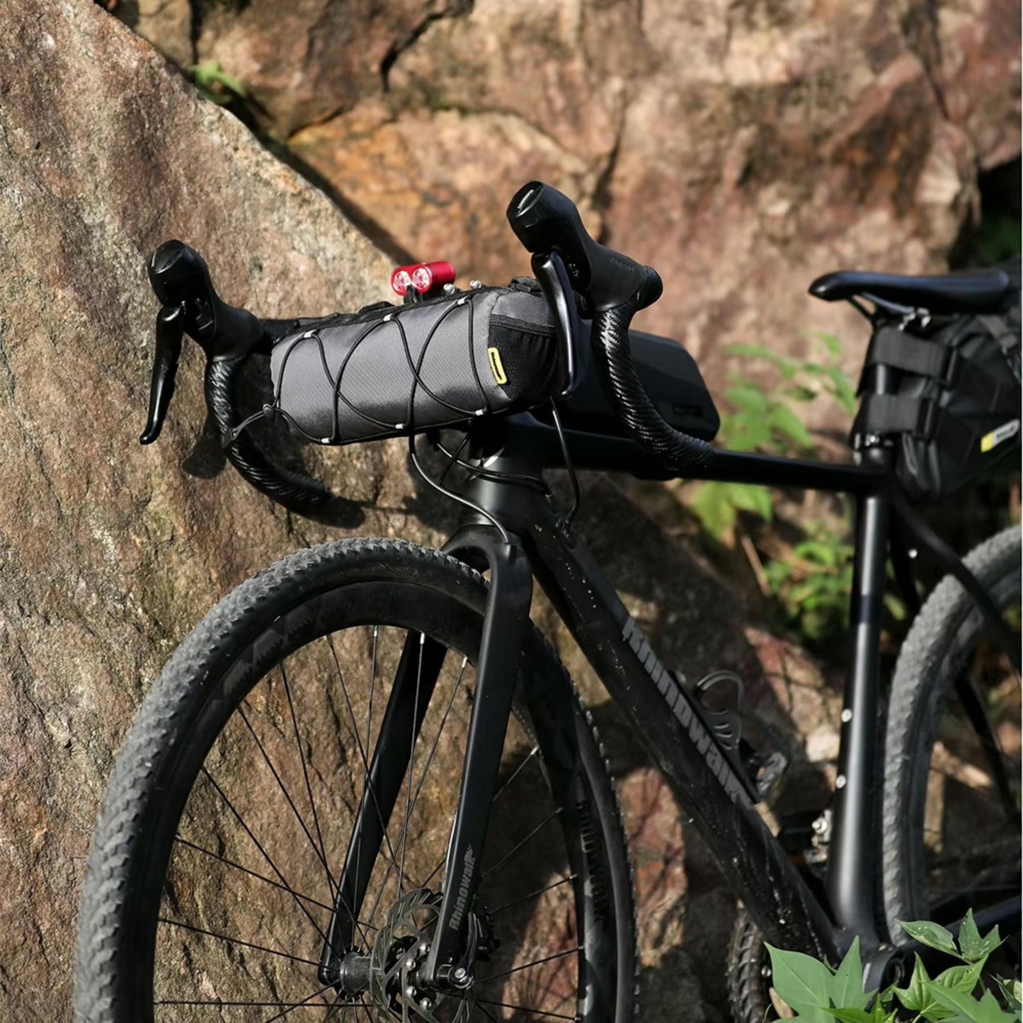 Rhinowalk Bickepacking Fahrradtasche, Lenkertasche, reflektierend und stylisch, Umhängetasche, Beispielbild mit Fahrrad