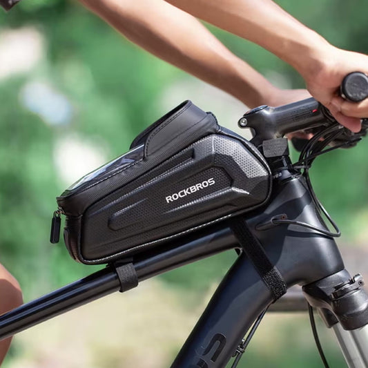 Die Rockbros-Handy-Rahmentasche ist am Fahrradrahmen montiert und zeigt die Passform und das Design des Produkts in der Praxis.