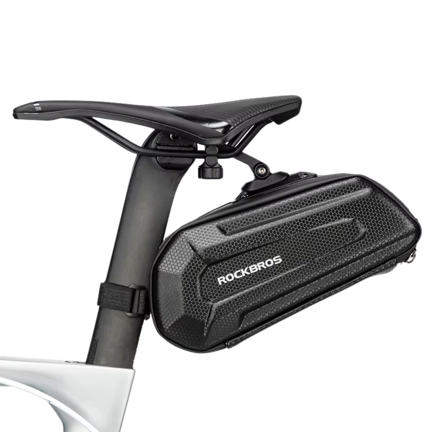 Schwarze Rockbros Bikepacking Satteltasche montiert an einem Mountainbike. Die Satteltasche ist robust und wasserdicht, ideal für Bikepacking-Abenteuer.