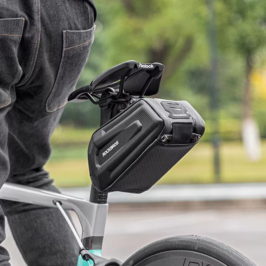Ein Fahrradfahrer mit der Rockbros Bikepacking Satteltasche auf einer Offroad-Tour. Die Tasche sitzt sicher unter dem Sattel und bietet ausreichend Stauraum für Zubehör.
