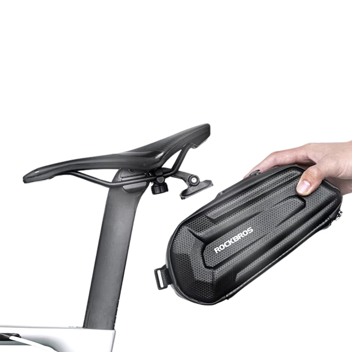Einfache Demontage: Eine Hand nimmt die Rockbros Bikepacking Satteltasche vom Fahrrad ab. Dank des Schnellverschlusses ist die Tasche im Handumdrehen entfernt.