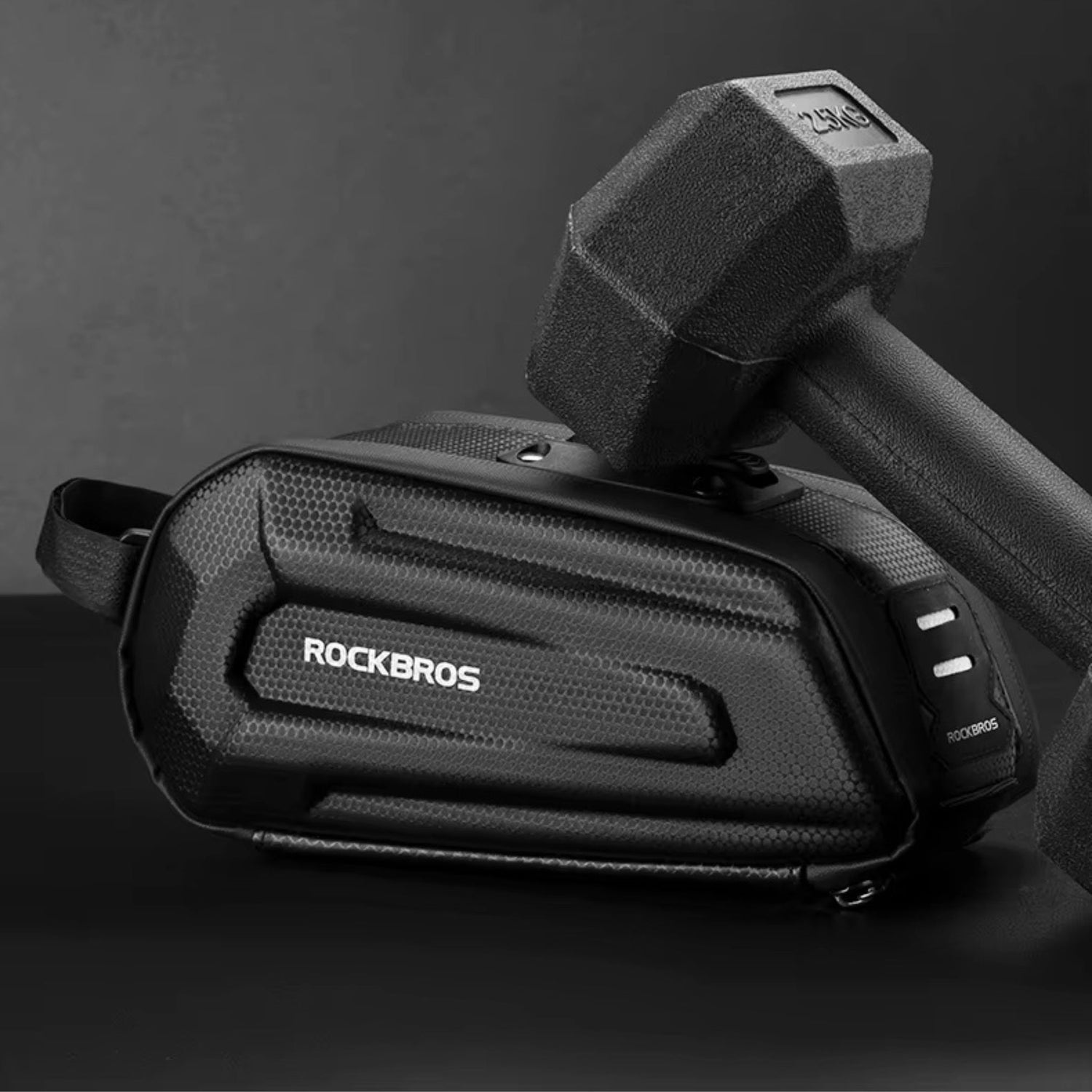 Robust und langlebig: Die Rockbros Bikepacking Satteltasche besteht aus strapazierfähigem Materialien und behält ihre Form.