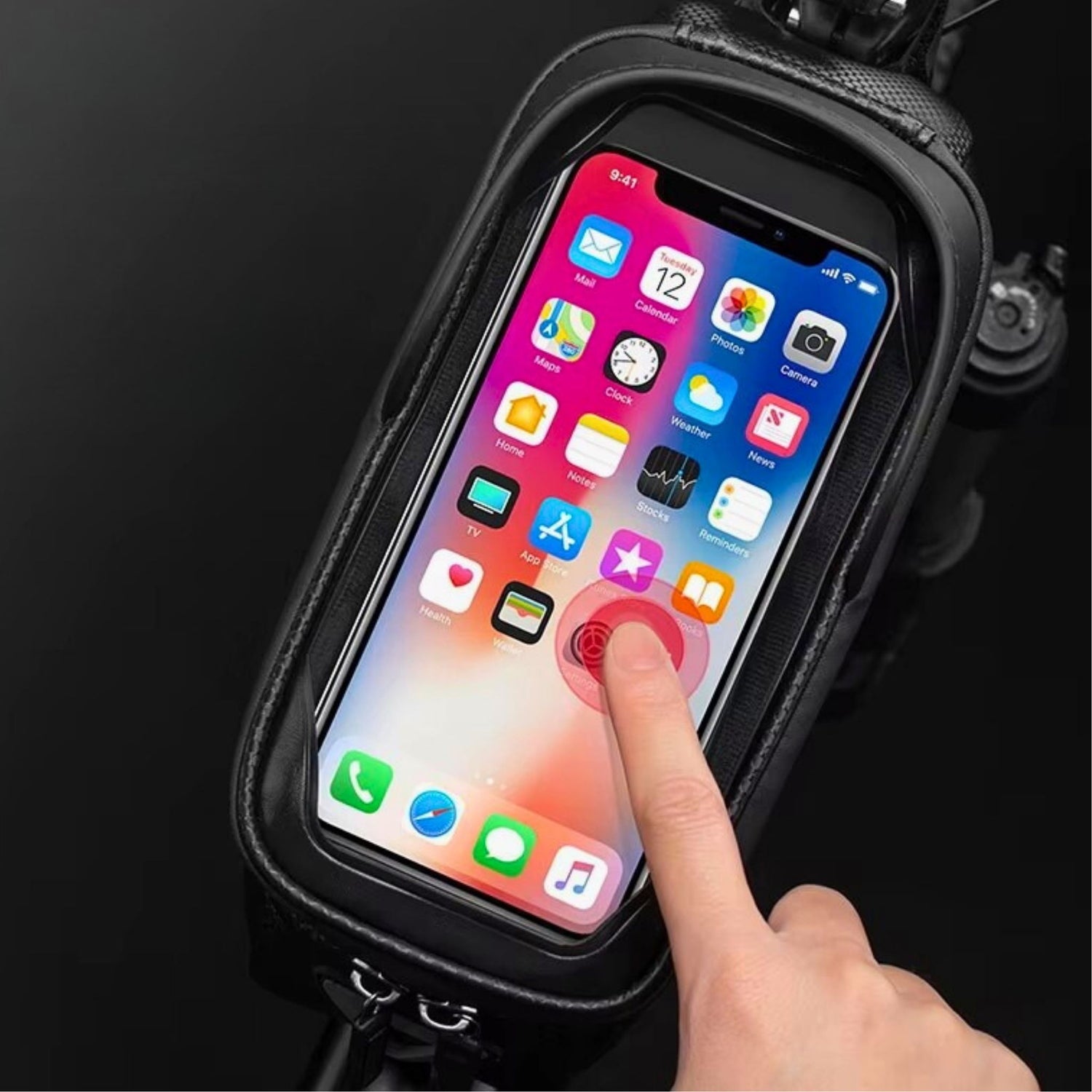 Die Rockbros-Handy-Rahmentasche mit einem Smartphone darin, um die Kompatibilität und Benutzerfreundlichkeit zu zeigen.