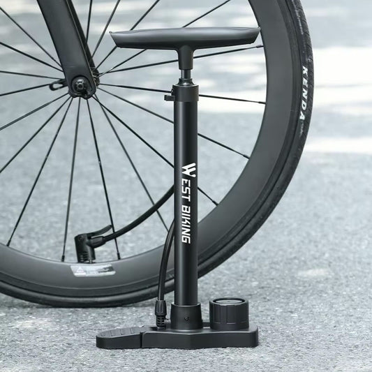 Stand Fahrradpumpe mit Manometer, Universalpumpe für Schrader, Presta, Dunlop, Bild zeigt Anwendung der Fahrradpumpe an Reifen.