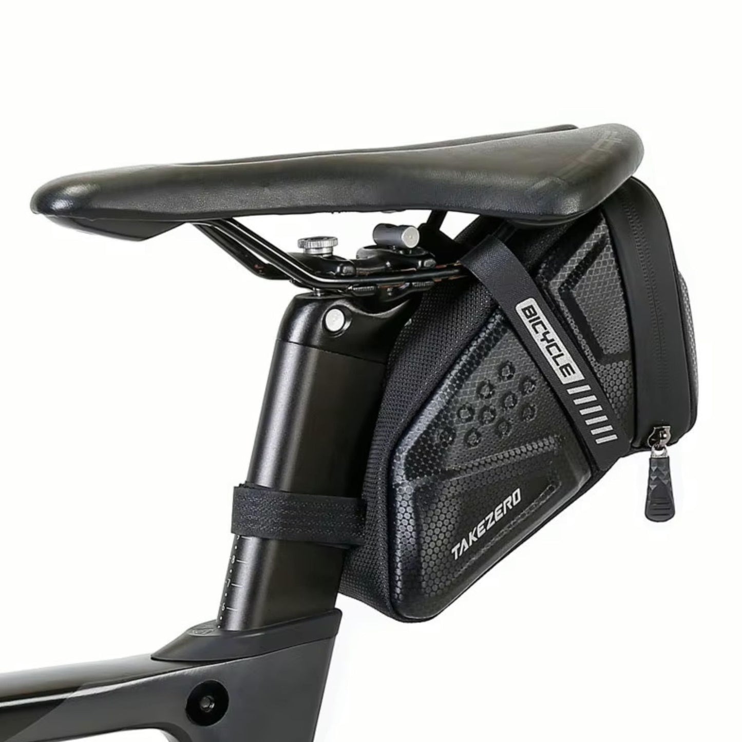 Schwarze Takezero Satteltasche sicher an einem Mountainbike befestigt. Wasserdicht, reflektierend und mit viel Stauraum für MTB-Abenteuer.