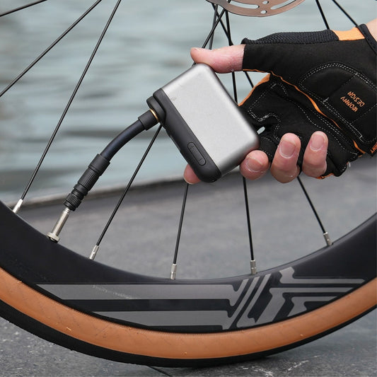Anwendungsbeispiel: PRO Mini Fahrradpumpe pumpt einen Rennradreifen auf. Der mitgelieferte Luftschlauch ist mit dem Ventil verbunden.