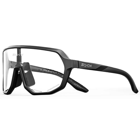 Schwarze Photochroma Fahrradbrille, isoliert, robust und rutschfest.
