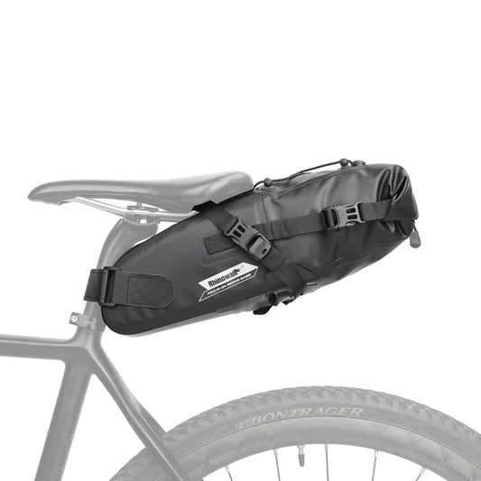 Schwarze Rhinowalk Bikepacking Satteltasche (5L) montiert an einem Fahrrad. Kompakt und ideal für kurze Touren.