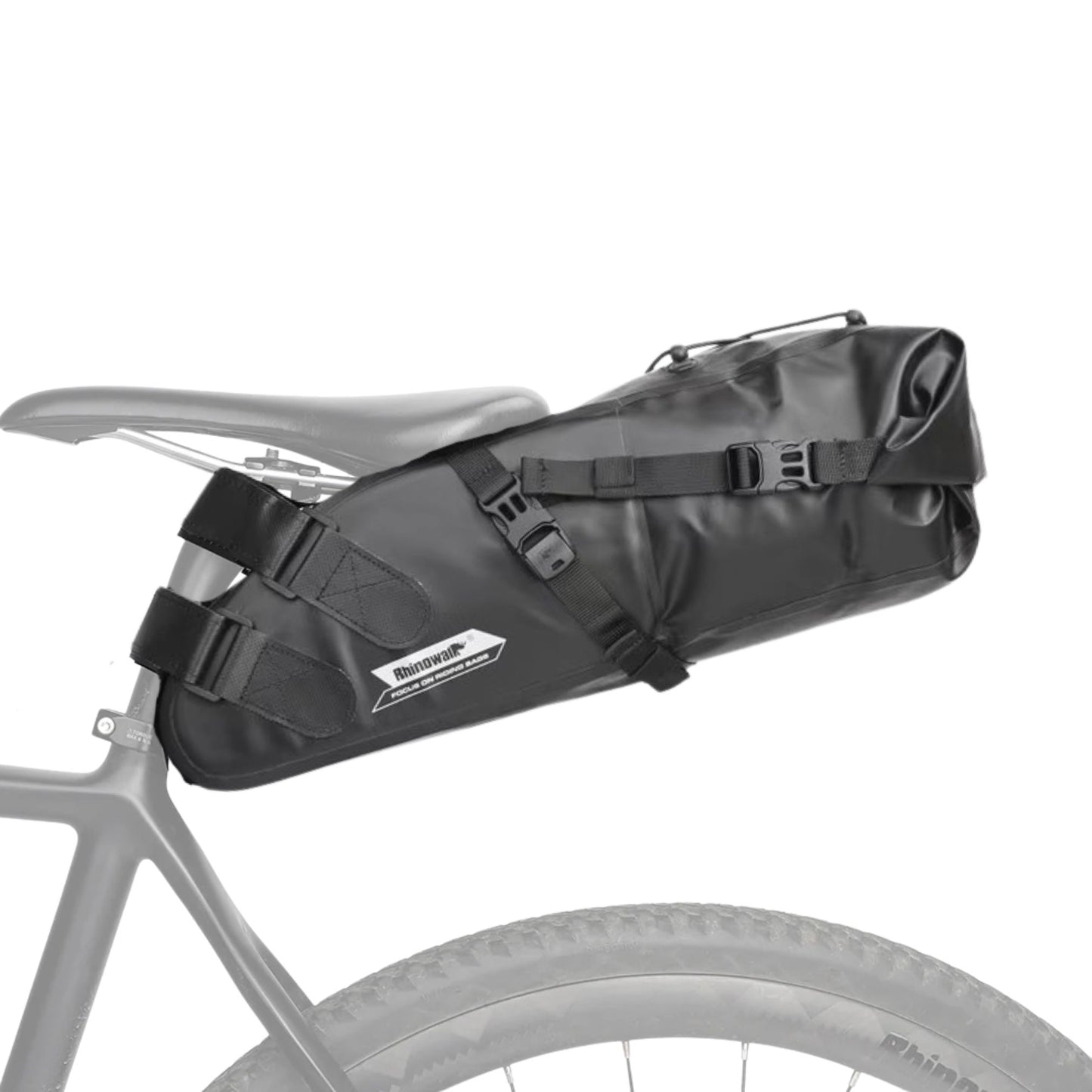 Schwarze Rhinowalk Bikepacking Satteltasche (10L) montiert an einem Fahrrad. Vielseitig und geräumig für längere Touren.
