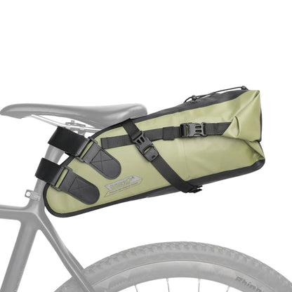 Grüne Rhinowalk Bikepacking Satteltasche (10L) montiert an einem Fahrrad. Frische Farbe für Abenteuerlustige.