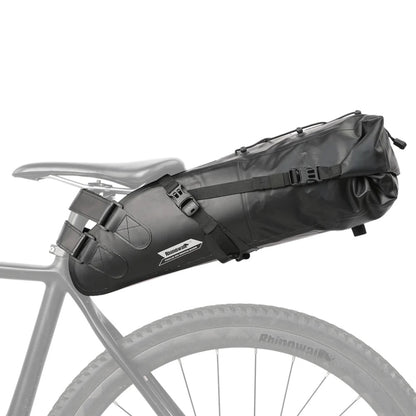 Schwarze Rhinowalk Bikepacking Satteltasche (13L) montiert an einem Fahrrad. Maximales Fassungsvermögen für große Touren.