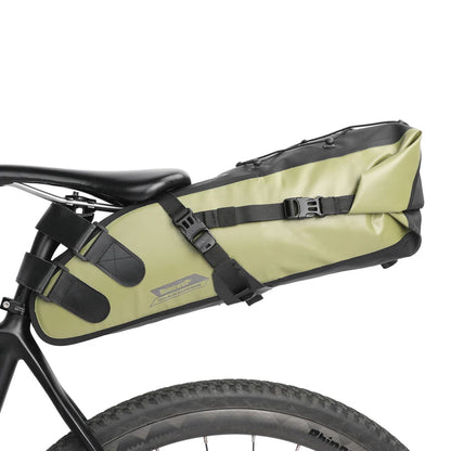 Grüne Rhinowalk Bikepacking Satteltasche (13L) montiert an einem Fahrrad. Großes Packvolumen und auffällige Farbe.