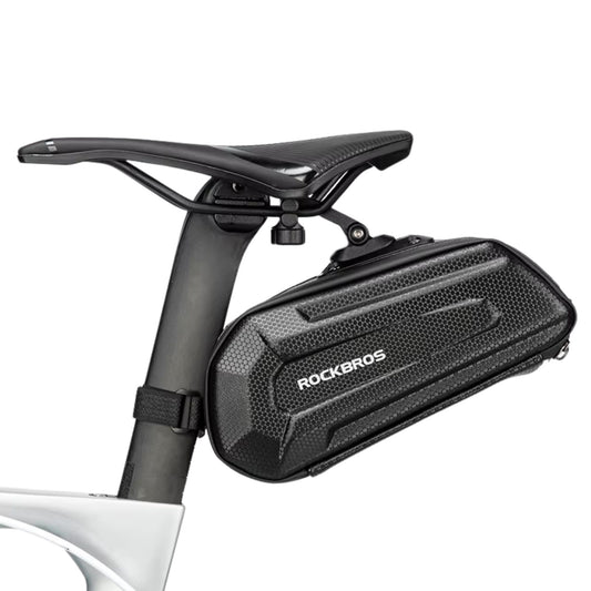 Schwarze Rockbros Bikepacking Satteltasche montiert an einem Mountainbike. Die Satteltasche ist robust und wasserdicht, ideal für Bikepacking-Abenteuer.