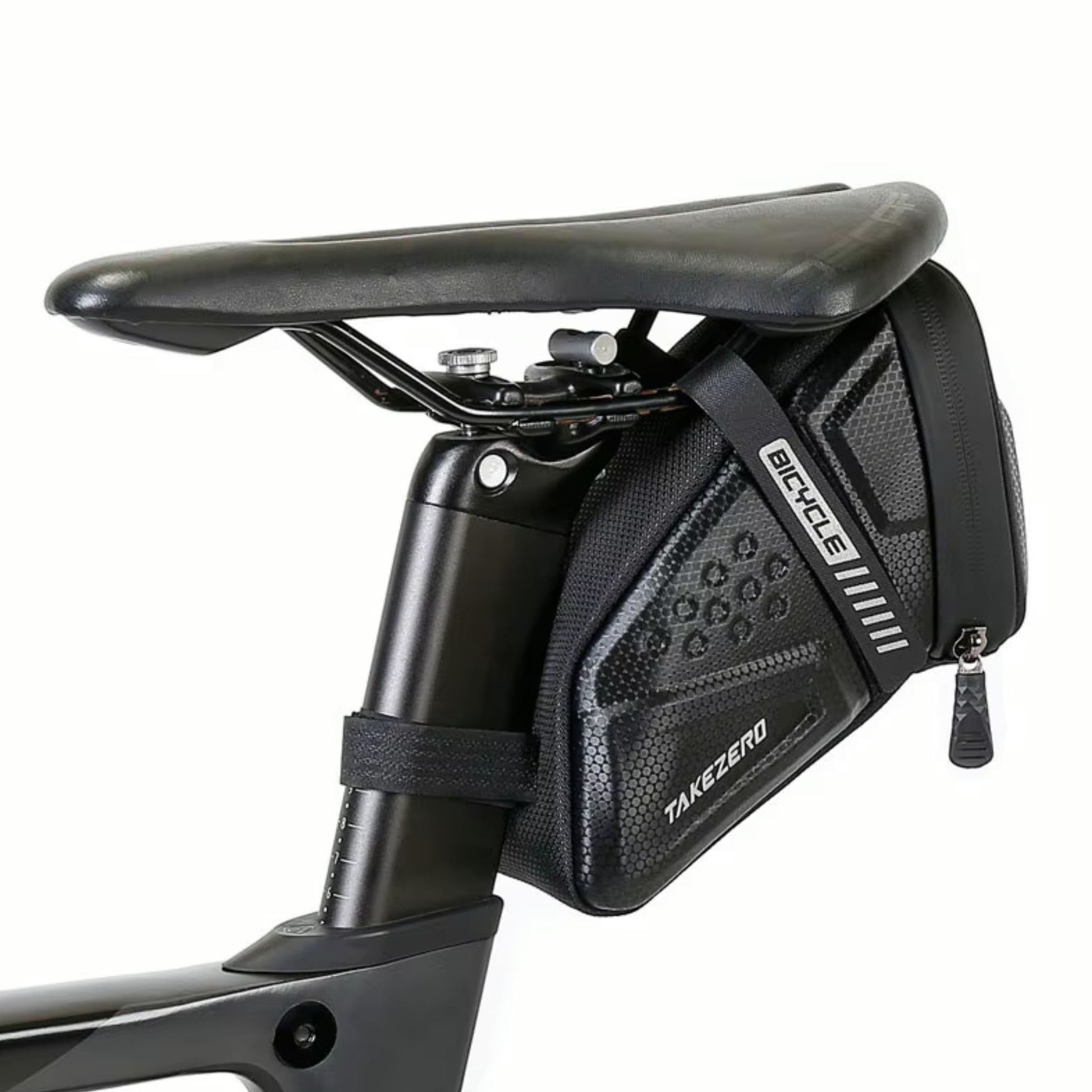 Schwarze Takezero Satteltasche sicher an einem Mountainbike befestigt. Wasserdicht, reflektierend und mit viel Stauraum für MTB-Abenteuer.