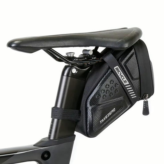 Schwarze Takezero Satteltasche sicher an einem Mountainbike befestigt. Wasserdicht, reflektierend und mit viel Stauraum für MTB-Abenteuer.