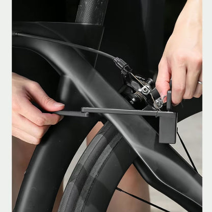 Ein Mann sichert sein Fahrrad mit dem Hochsicherheits-Faltschloss. Einfache Handhabung für schnellen Diebstahlschutz.
