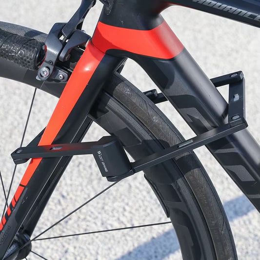 Hochsicherheits-Faltschloss sichert ein Fahrrad. Sicherer Schutz vor Diebstahl.

